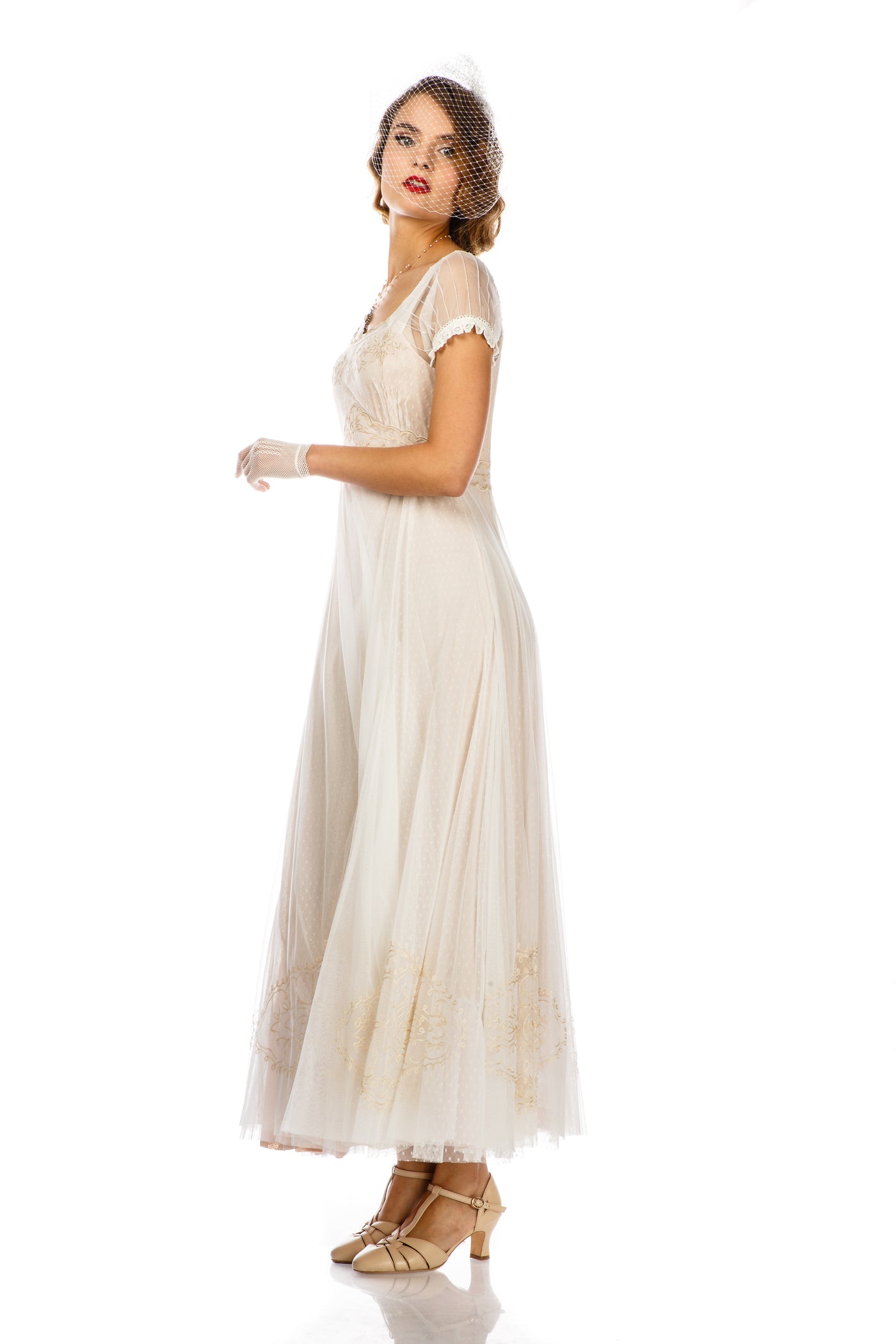 Parisienne Vintage Elegance Wedding Gown in Ivory