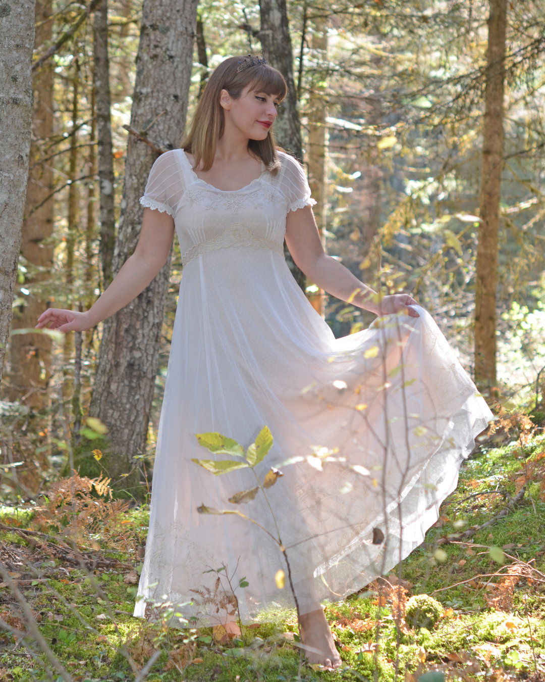 Parisienne Vintage Elegance Wedding Gown in Ivory Peach