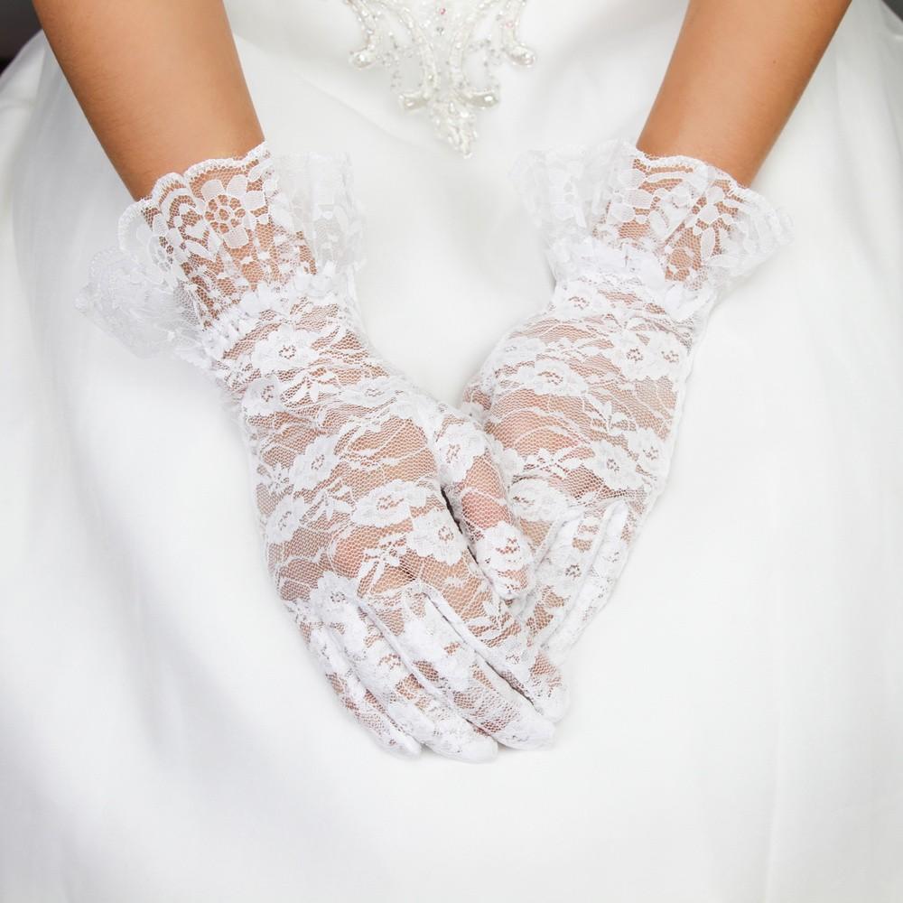Vintage Style Lace Wrist Gloves in White