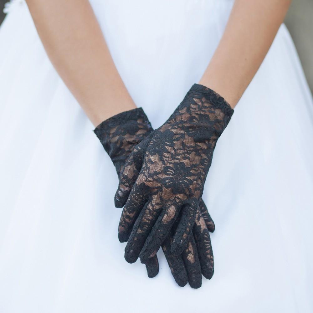 Graceful in Lace Lady Mary Gloves in Black